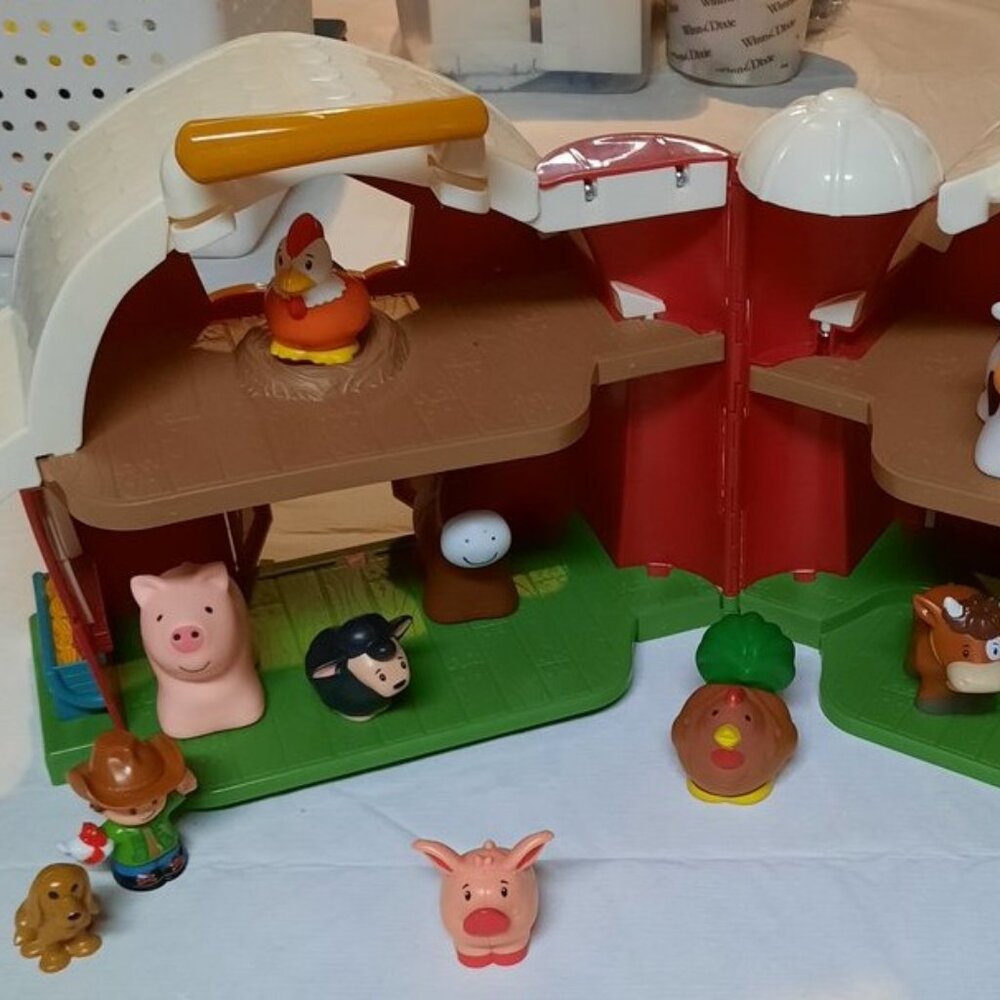 Battat– Big Red Barn, Animal Farm Playset & 10 pieces (ALMOST VINTAGE/EXCELLENT)